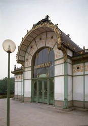 Art Nouveau: uitzicht op het paviljoen van het Karlsplatz metrostation (nu café) gemaakt door architect Otto Wagner (1841-1918) (Weense Secession) 1894-1899 Wenen, Oostenrijk