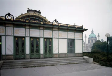 Art Nouveau: uitzicht op het paviljoen van het Karlsplatz metrostation (nu café) gemaakt door architect Otto Wagner (1841-1918) 1894-1899 Wenen, Oostenrijk