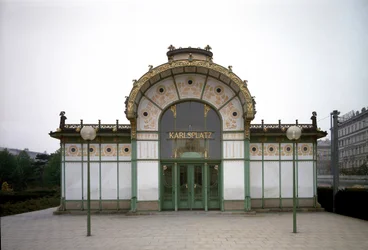 Art Nouveau: zicht op het paviljoen van het metrostation Karlsplatz, ontworpen door architect Otto Wagner