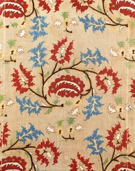 Detail van een linnen hoes, geborduurd met een meander van rode en blauwe bloemen
