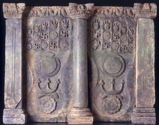 Fries met de voetafdrukken van de Boeddha, Gandhara 1e tot 5e eeuw na Christus