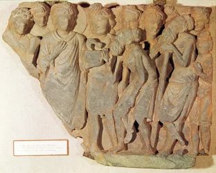 De overwinning op de slang, reliëf met Boeddha die de gevreesde slang aan de verbaasde brahmanen toont, Grieks-boeddhistische stijl, 1e-4e eeuw