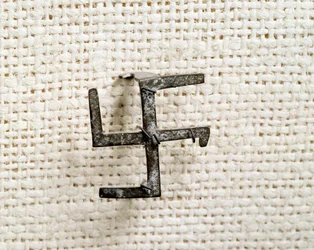 Christelijke oudheid: fibula in de vorm van een swastika (die het hakenkruis zou inspireren). 1e tot 3e eeuw. Nationaal Archeologisch Museum, Saint-Germain-en-Laye