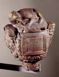 Asurn Messiae graphicae. Uit Avranches. Saint-Germain-en-Laye, Museum voor Nationale Archeologie