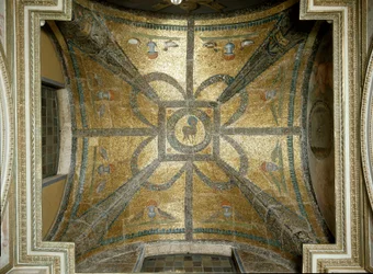 Mozaïeken uit de 5e eeuw, in het midden het lam. Gewelf van de kapel van Sint-Jan de Evangelist binnen het paleochristelijke baptisterium van San Giovanni in Laterano