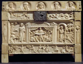 Paleochristelijke kunst: reliekschrijn versierd met scènes uit het Oude en Nieuwe Testament in lage reliëfs. 4e eeuw. Uit het klooster van Santa Giulia, Italië. Brescia, Christelijk museum