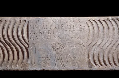 Vroegchristelijke kunst: fragmentarische sarcofaagkist: Goede Herder en grafschrift van Livia Primitiva. Een herder met lammeren, een vis (christelijk symbool) en een anker. Gevonden in Rome onder de Sint-Pietersbasiliek. 200-250 n.Chr. Parijs, Louvre