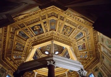 Gezicht op het gewelf binnen de Paleochristelijke doopkapel van San Giovanni in Laterano