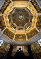 Uitzicht op het gewelf binnen het Paleochristelijke baptisterium van San Giovanni in Laterano (Sint-Jan van Lateranen), gebouwd rond 440. Rome