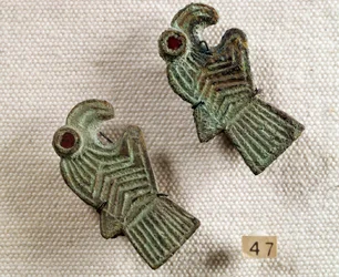 Christelijke oudheid: bronzen fibulae ingelegd met granaat in de vorm van adelaarskoppen. Nationaal Archeologisch Museum, Saint-Germain-en-Laye