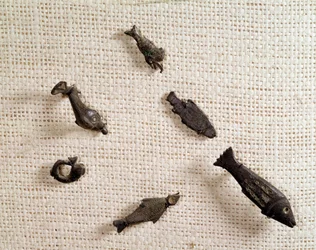 Christelijke oudheid: fibulae en metalen sieraden in de vorm van vissen