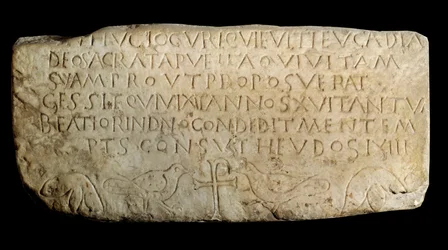 Paleochristelijke kunst: epitaaf van Leucadia. Plaque uit de oude kerk van de Makkabeeën in Lyon. Parijs, Louvre Museum