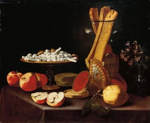 Snoepjes op een tazza, narcissen in een glazen vaas, broodstengels in een pot, en appels, gelei en een citroen op een gedekte tafel