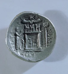 Tetradrachme van Vahbarz, Koning van Persis, met een Zoroastrische vuurtempel (achterzijde)