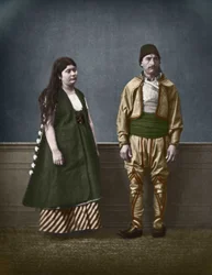 Portret van een Bulgaarse vrouw uit Sofia en een Bulgaarse man rond 1890. Gekleurde fotografie door Pascal Sebah (1838-1890)