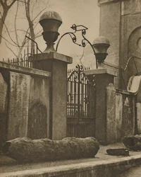 Iepstammen voor leidingbuizen opgegraven bij St. Annes, Soho, ca. 1935
