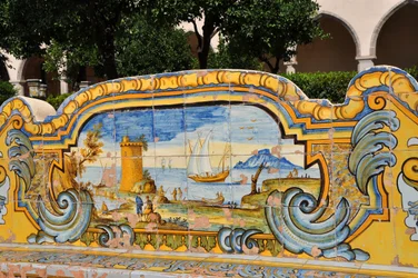 Napels, Italië (Napoli, Italia): chiostro maiolicato, monastero di Santa Chiara - majestueuze kloostergang (van faience) van het klooster van Santa Chiara, midden 18e eeuw - majestueuze decors van mythologische scènes, velden en polychroom maritiem, te dan