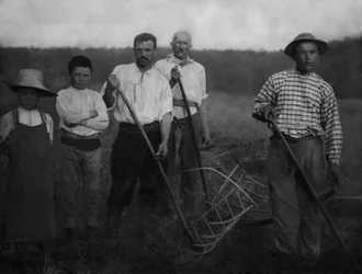 Portret van landbouwarbeiders, volwassenen en kinderen, uit de regio Chaumont (Haute Marne) tijdens het hooien