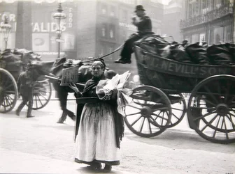 Een vrouwelijke krantenverkoper, Londen, c.1890s