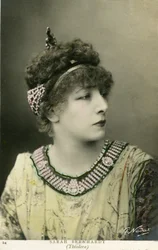 Henriette Rosine Bernard alias Sarah Bernhardt (1844-1923) als "Théodora", toneelstuk door Victorien Sardou, in 1884