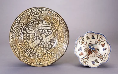 Een Sultanabad aardewerken schaal, met twee zittende herten tussen dichte bladmotieven, 14e eeuw