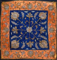 Een bocha samengesteld uit blauw satijnveld geborduurd met zilver- en gouddraad