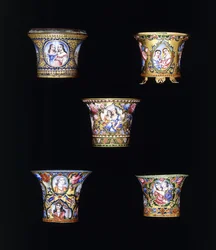 Een selectie van Qajar geëmailleerde gouden nargileh kommen, geschilderd met enkele of dubbele portretpanelen, 19e eeuw