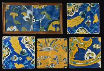 Groep van Safavid Cuerda Seca tegels