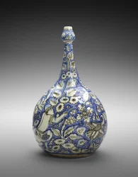 Fles met figuur en bloemen, midden 17e eeuw