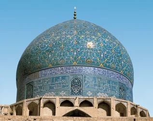 Perzische architectuur (Safavidisch): de koepel van de Koninklijke Moskee (of Masjid-i Shah): detail van het keramiek bij de ingang. 1612-1630. Isfahan (Isfahan of Espahan, Esfahan), Iran.