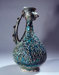 Perzische kunst: keramiek aquamarijn met hanenkop en decoraties geïnspireerd door de Waq Waq boom. Uit Kashan. 13e eeuw Parijs, Louvre Museum