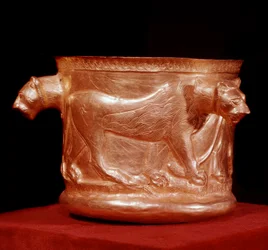 Perzische kunst: gouden beker versierd met drie leeuwen