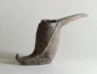 Vat in de vorm van een laars, uit Kaluraz, Gilan, Iran, c.1e millennium v.Chr. (klei)