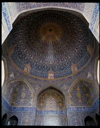 Zicht op de hoofddoem van de Jameh-moskee