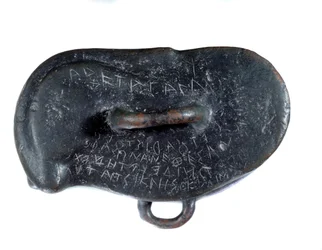 Votiefgewicht in brons in de vorm van een osselet