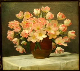 Tulpen in een vaas op een gedrapeerde tafel