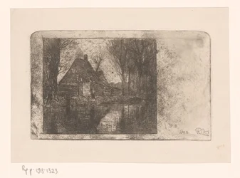 Houten huis en bomen aan een sloot