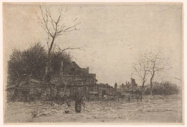Oude vrouw in een veld bij een boerderij
