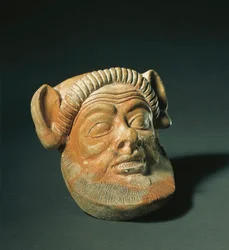 Fenicische kunst: terracotta masker dat een fauna voorstelt. Uit Ibiza, Spanje. 3e eeuw v.Chr. Madrid, Museo Arqueologico Nacional