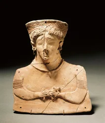 Fenicische kunst: terracottabeeldje van de godin Tanit, doorboorde oren en neus. 3e-2e eeuw v. Chr. Madrid, Museo Arqueológico Nacional