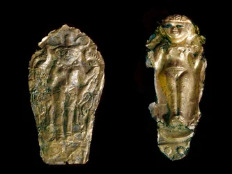 Fenicische kunst: twee gouden beeldjes, links de godin Ishtar (Inanna of Astarte) op een plaat, rechts een vruchtbaarheidsgodin met opgeheven armen, van de vindplaats Tink El Beida, Syrië. 15e eeuw-12e eeuw v.Chr. Parijs, Louvre Museum