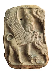 Pinax versierd met Sfinx met dubbele Egyptische kroon die de Boom des Levens beschermt, Necropolis van Puig des Molins, Ibiza (Spanje)