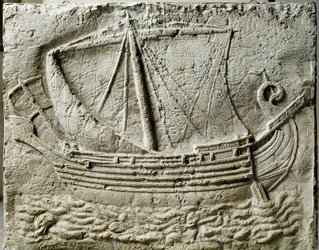Fenicische kunst: bas-reliëf van een sarcofaag met een koopvaardijschip - Uit de oude haven van Sidon (Saidoon) in Libanon - Parijs, Musée du Louvre - Een Fenicisch handelsschip - Reliëfdetail van een stenen sarcofaag gevonden in Sidon (Libanon) - Louvre