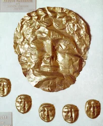 Fenische kunst: groot masker van bladgoud op vrouwengezicht en groep van vijf kleine gouden maskers