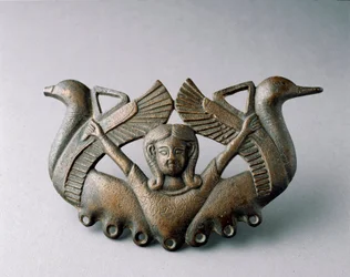 Fenicische kunst: voorstelling van de godin Astarte. Ze wordt omringd door twee vogels die opstijgen. Bronzen beeldhouwwerk uit de 6e eeuw v.Chr. Uit Sevilla. Sevilla, archeologisch museum