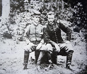 Portret van Luitenant George A. Custer (1839-1876) (zonder hoed) met zijn krijgsgevangene Luitenant Washington van het Zuidelijke leger, gevangen in mei 1862
