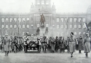 Tsjechische troepen begeleiden president Thomas Masaryk in Praag, 25 december 1918 (zw/w foto)