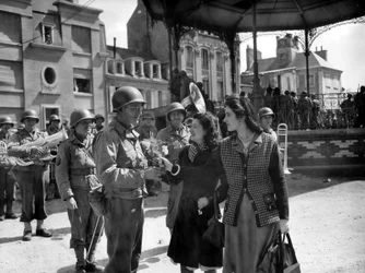 Amerikaanse soldaten in gesprek met jonge Franse vrouwen, Cherbourg, 29 juni