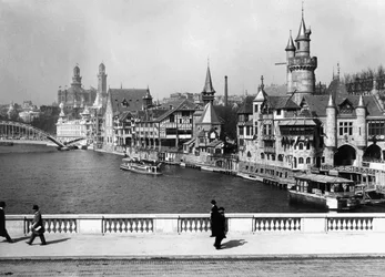 Neogotische architectuur gebouwd voor de Wereldtentoonstelling van 1900, Parijs