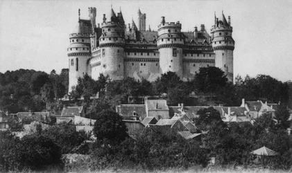 Ansichtkaart van het kasteel van Pierrefonds, ca. 1900